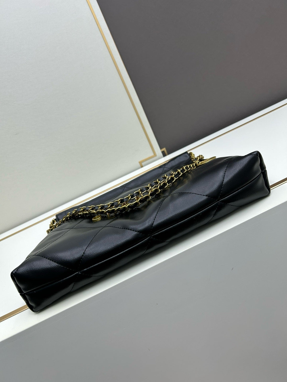 22 Handbag with Pockets Shiny Calfskin & Gold-Tone Metal Black AS3981 B16652 94305