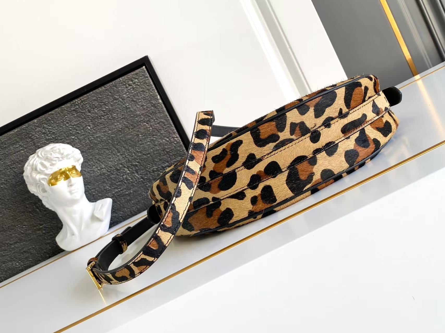 Arqué Leather Shoulder Bag