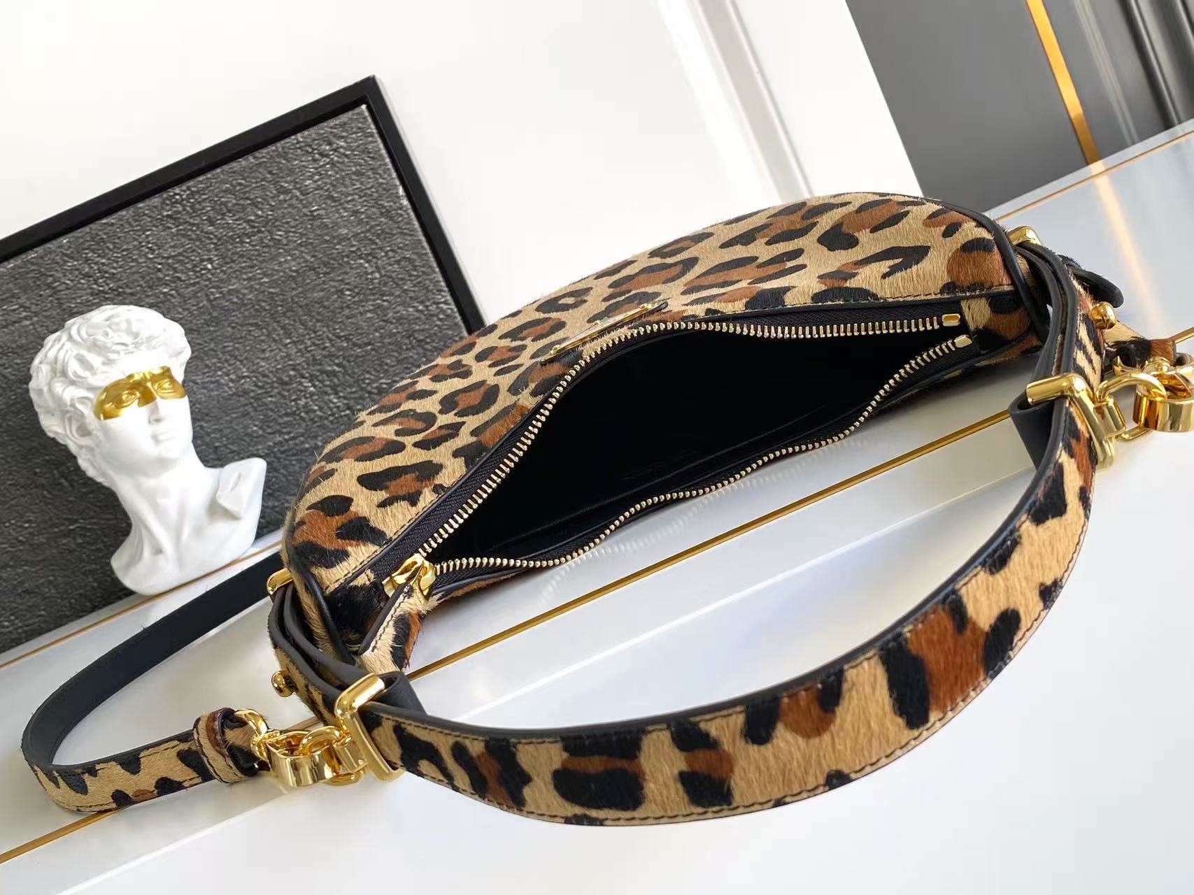 Arqué Leather Shoulder Bag