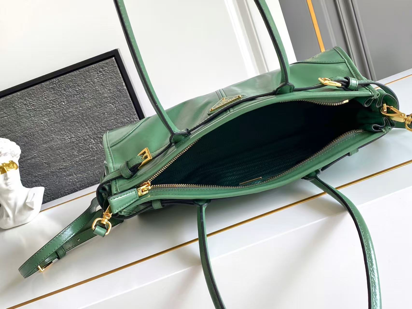 Bonnie medium leather handbag