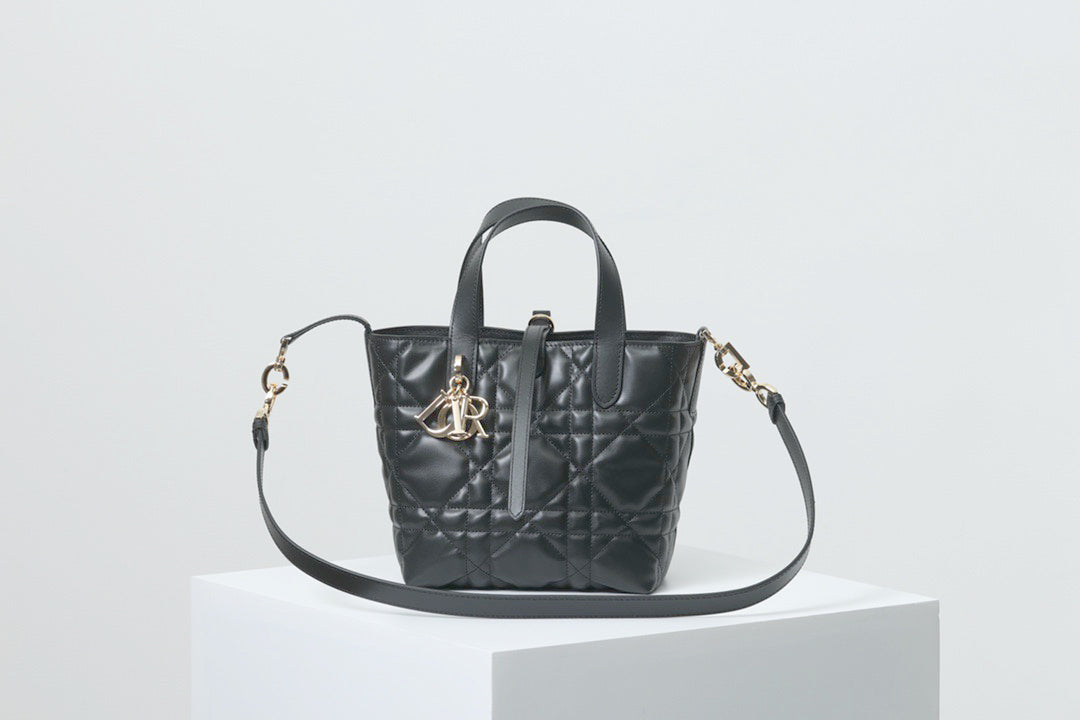 2026 Toujours Black Vertical Tote Bag M2835OSNW_M900