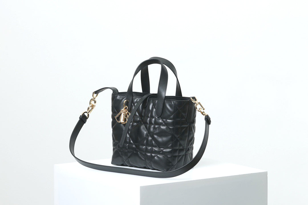 2026 Toujours Black Vertical Tote Bag M2835OSNW_M900