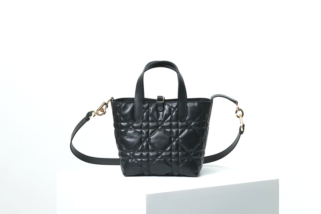 2026 Toujours Black Vertical Tote Bag M2835OSNW_M900